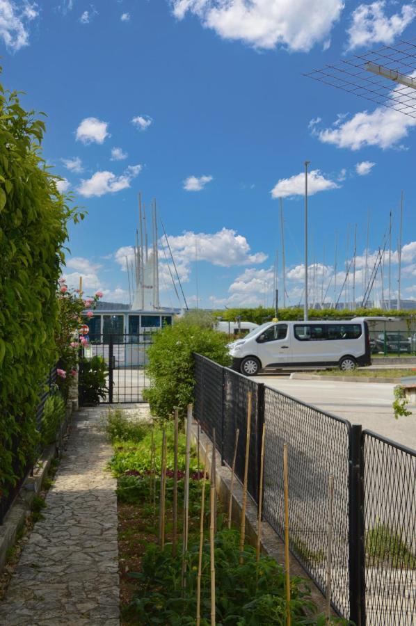 Issa Holiday Home - 3 Min Walk To Beach Kaštela Exteriér fotografie