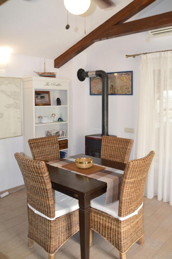 Issa Holiday Home - 3 Min Walk To Beach Kaštela Exteriér fotografie
