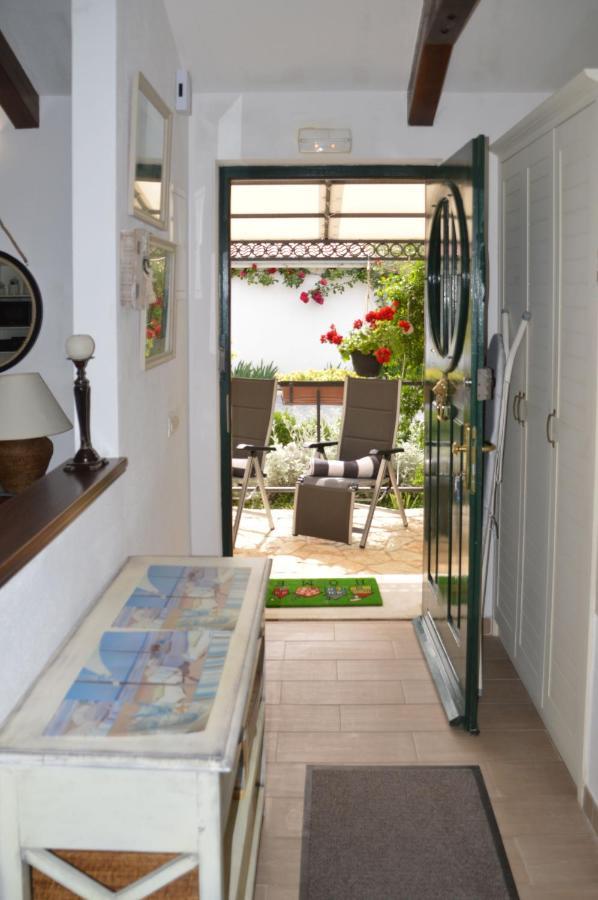 Issa Holiday Home - 3 Min Walk To Beach Kaštela Exteriér fotografie