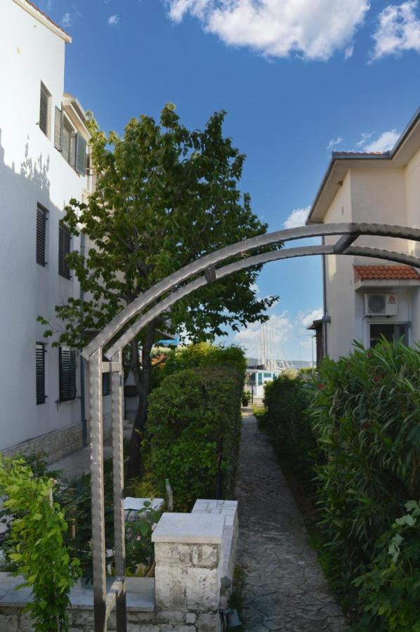 Issa Holiday Home - 3 Min Walk To Beach Kaštela Exteriér fotografie
