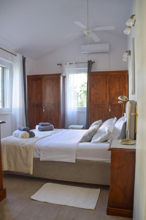 Issa Holiday Home - 3 Min Walk To Beach Kaštela Exteriér fotografie