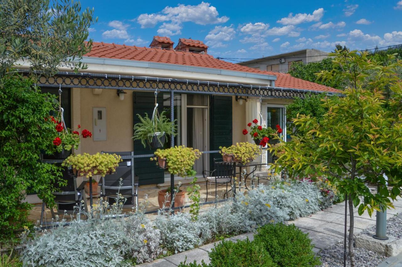 Issa Holiday Home - 3 Min Walk To Beach Kaštela Exteriér fotografie