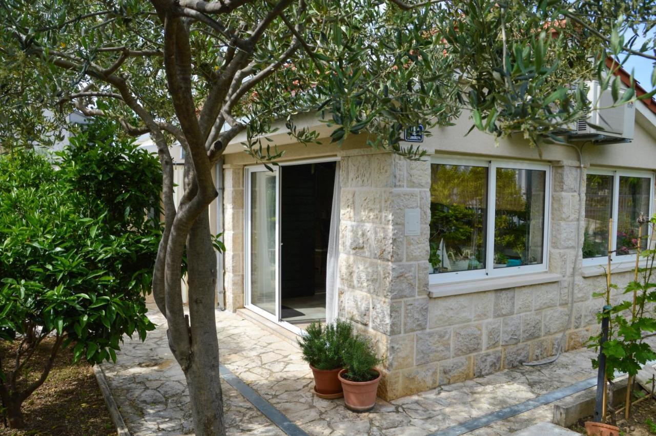 Issa Holiday Home - 3 Min Walk To Beach Kaštela Exteriér fotografie